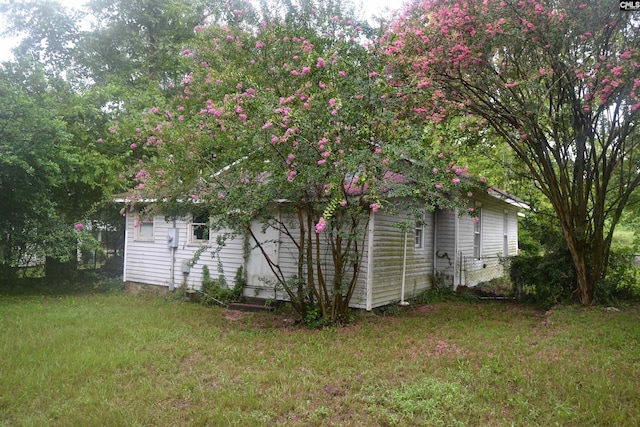 exterior space with a yard