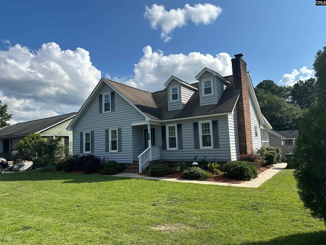 new england style home featuring a front lawn