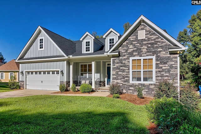 craftsman house with a garage, a front lawn, and covered porch