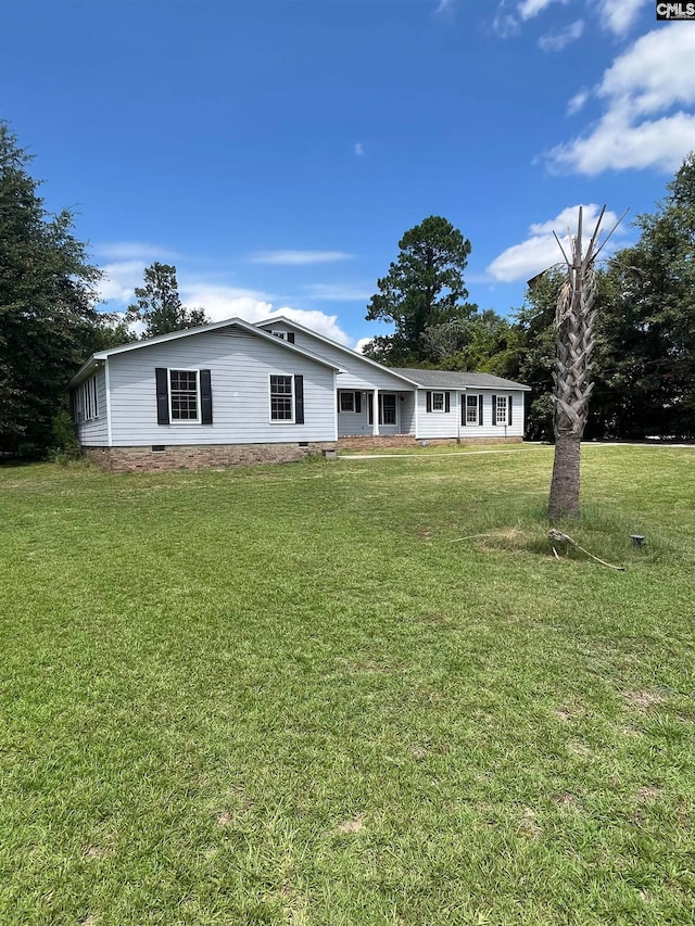 view of front of property featuring a front lawn