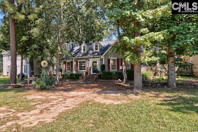 view of front facade with a front yard