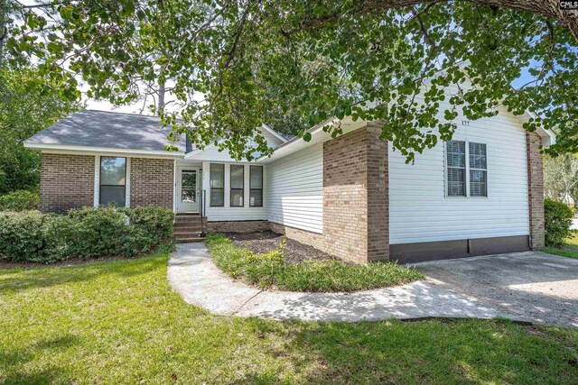 single story home featuring a front yard