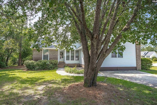 view of front of home featuring a front lawn