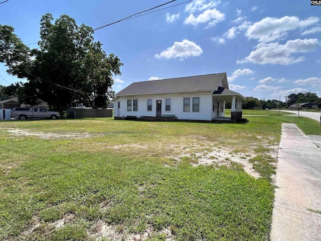 view of front of house featuring a front lawn