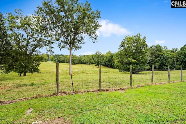 view of yard featuring a rural view