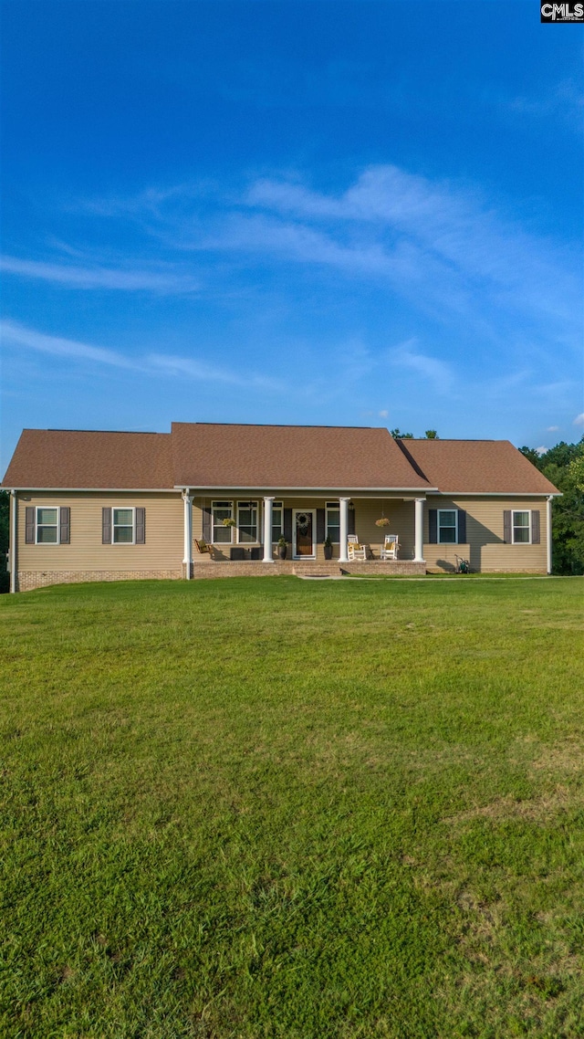 single story home featuring a front lawn