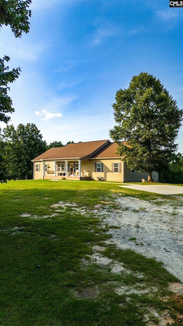 view of front of home featuring a front lawn