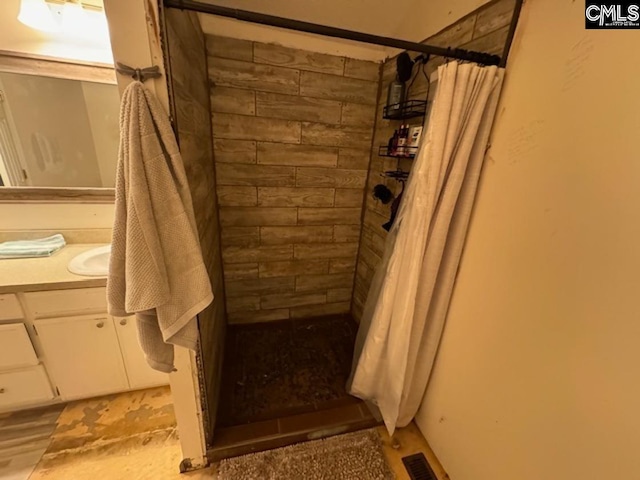 bathroom featuring a shower with shower curtain and vanity