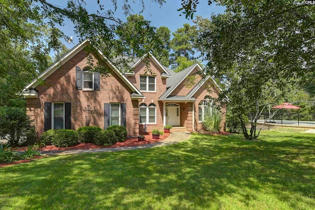 view of front of house featuring a front lawn