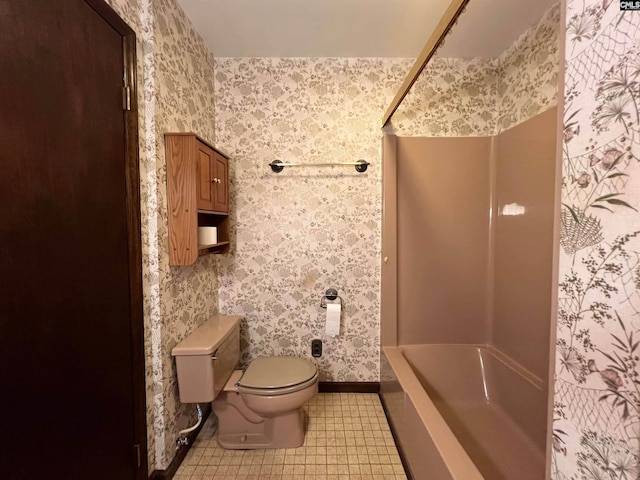 full bathroom with baseboards, shower / bathing tub combination, toilet, and wallpapered walls