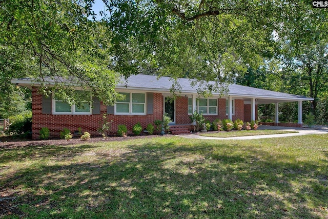 single story home with a front lawn