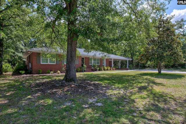 ranch-style home featuring a front lawn