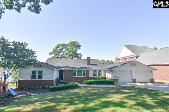 view of front facade with a front yard