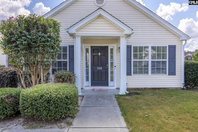 view of front of house featuring a front lawn