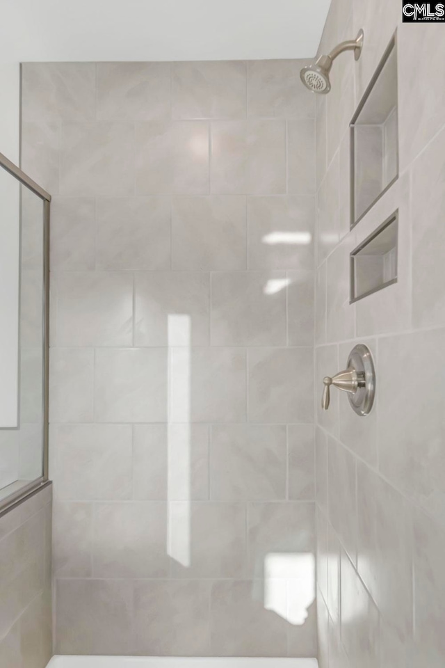 bathroom featuring a tile shower