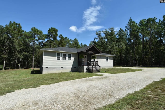 view of front facade with a front yard