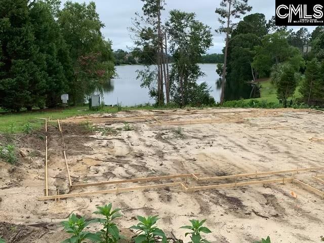 view of yard featuring a water view