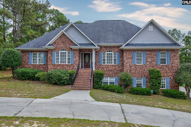 view of front of home featuring a front yard