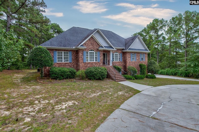 view of front facade featuring a front yard