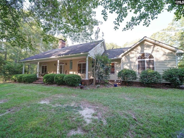 ranch-style house featuring a front lawn and covered porch