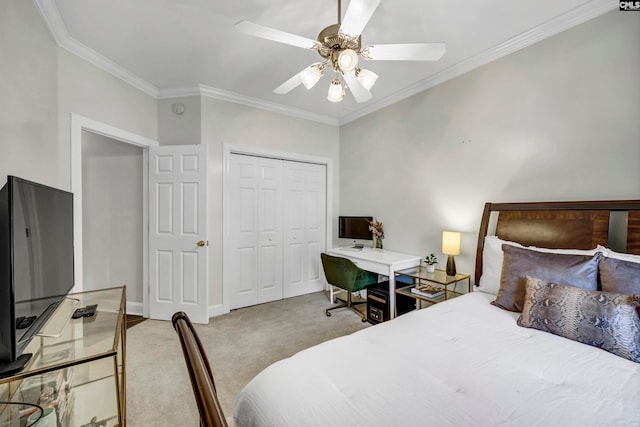 bedroom featuring light carpet, crown molding, a closet, and ceiling fan