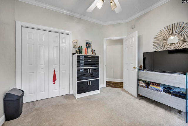 bedroom featuring light carpet, a closet, ornamental molding, and ceiling fan