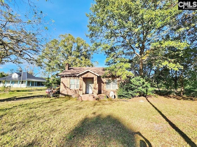 view of front of home featuring a front lawn