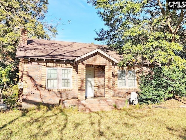 view of front facade featuring a front lawn