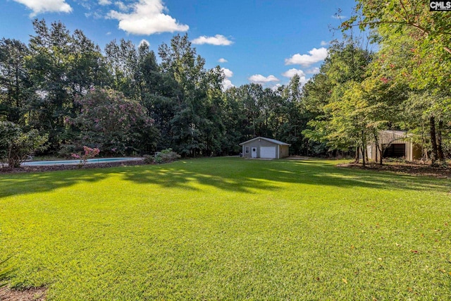 view of yard with an outdoor structure