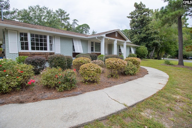 view of front of property featuring a front yard