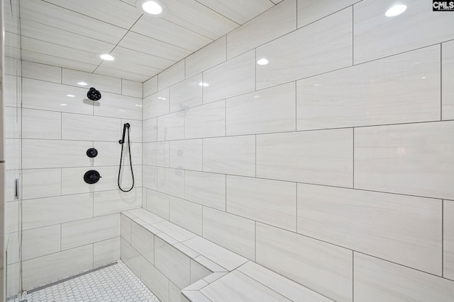 bathroom featuring a tile shower