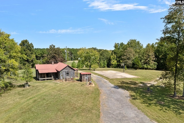 view of front facade featuring a front yard