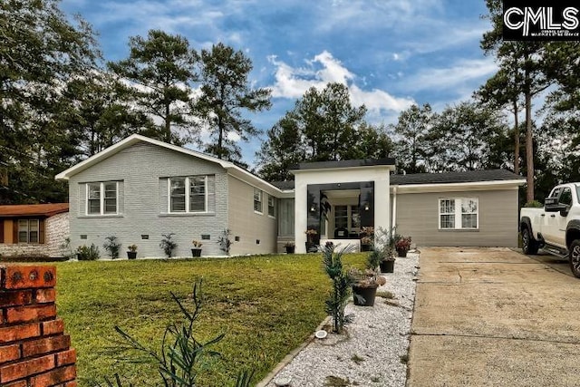 view of front facade featuring a front lawn