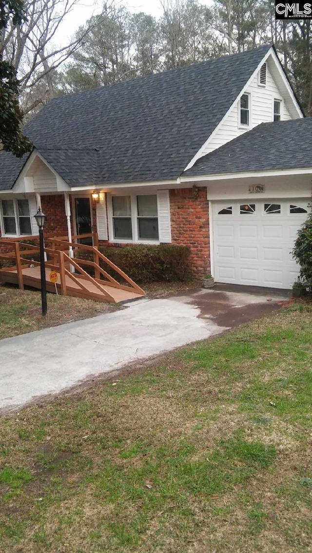 view of front of property featuring a front yard and a garage