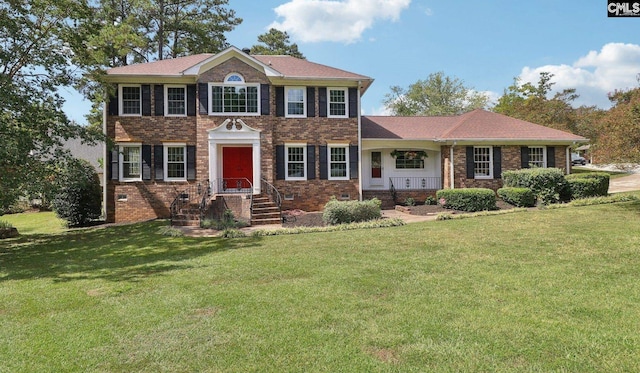 colonial home featuring a front yard