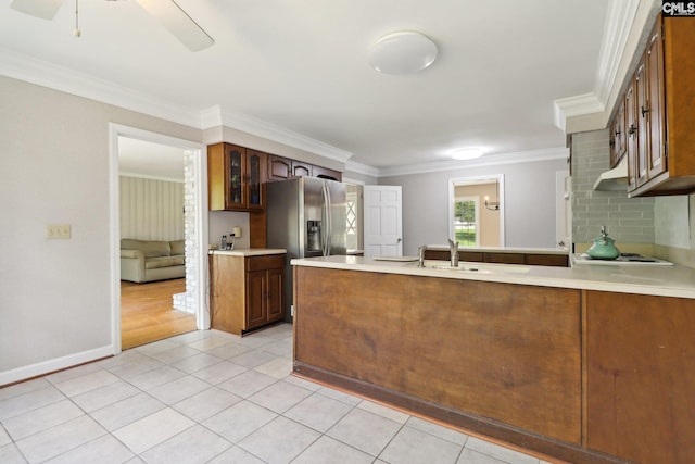 kitchen featuring crown molding, kitchen peninsula, sink, and ceiling fan