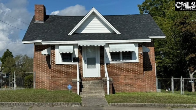 view of front facade featuring a front lawn