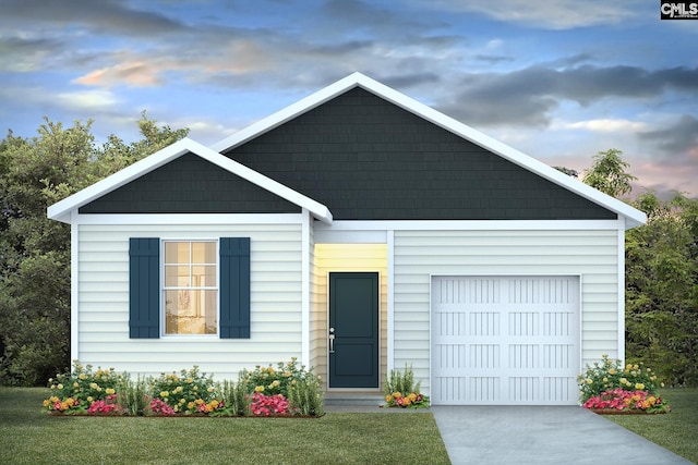 view of front facade featuring a yard and a garage