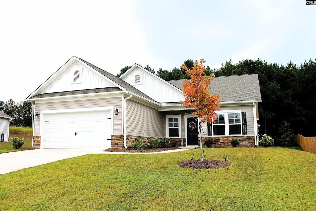 craftsman-style house featuring a front lawn