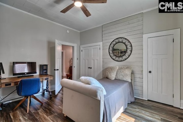 bedroom featuring ceiling fan, dark wood-type flooring, and crown molding