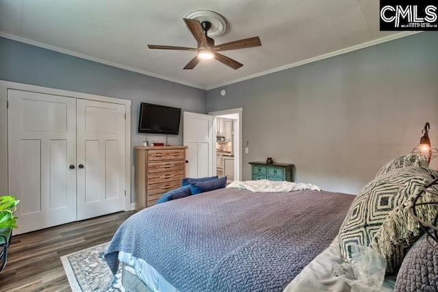 bedroom with ornamental molding, dark hardwood / wood-style floors, ceiling fan, and a closet