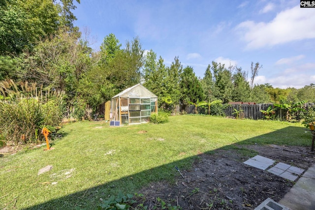 view of yard with an outbuilding