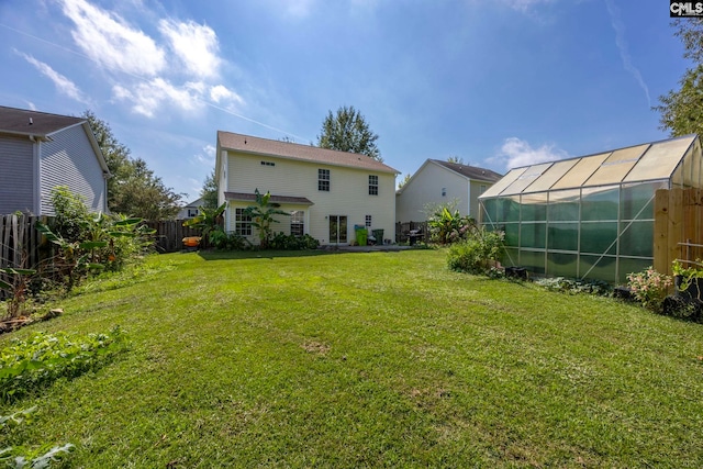 view of yard featuring an outdoor structure