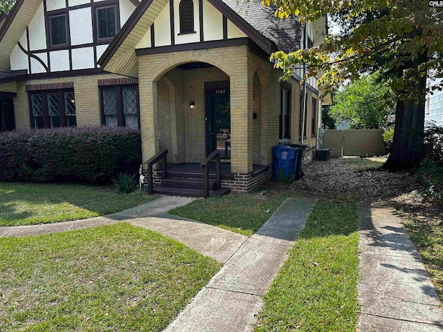 view of front facade featuring a front yard