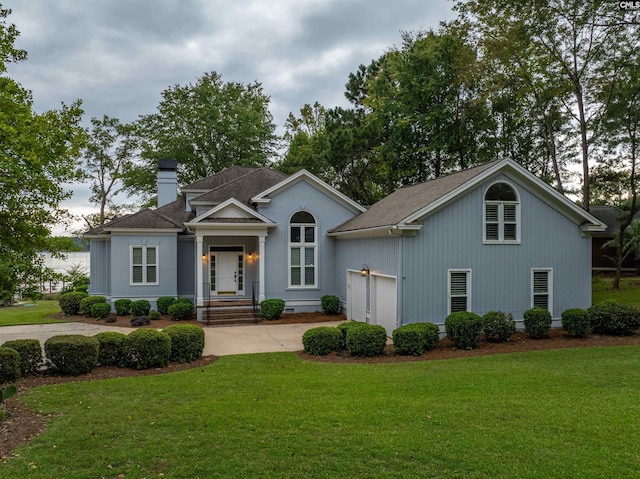 view of front facade featuring a garage and a front lawn