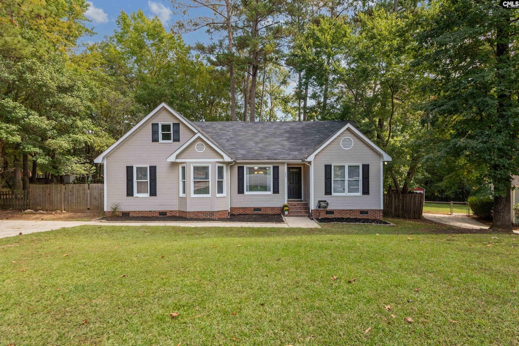 view of front of house featuring a front lawn