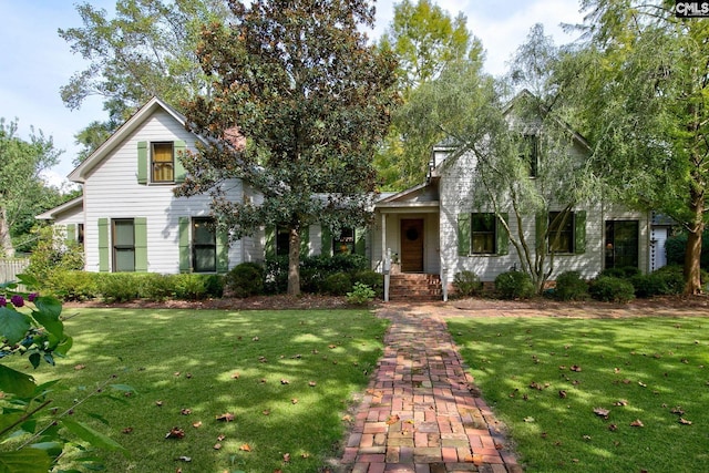 view of front of home featuring a front lawn