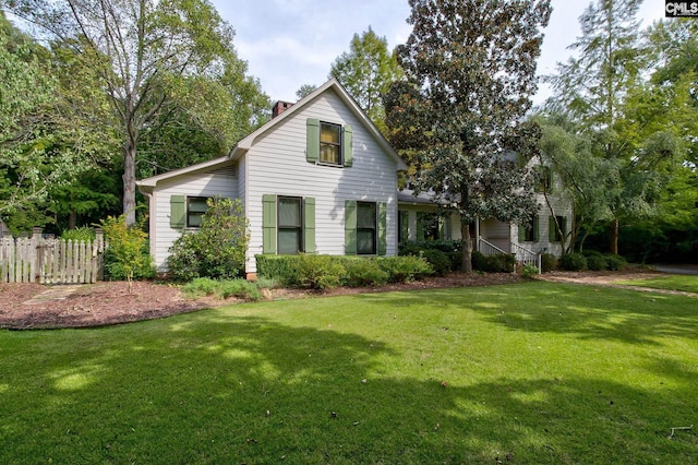 view of front property featuring a front lawn