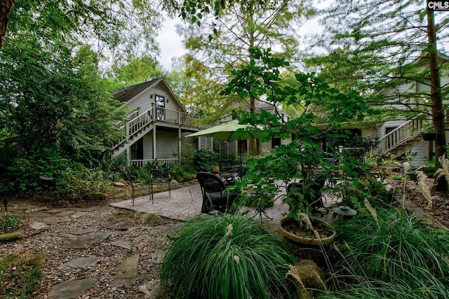 view of yard featuring a patio