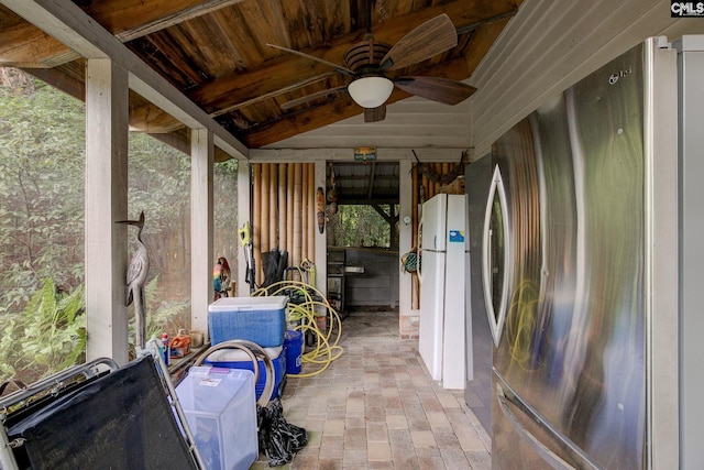 sunroom with ceiling fan